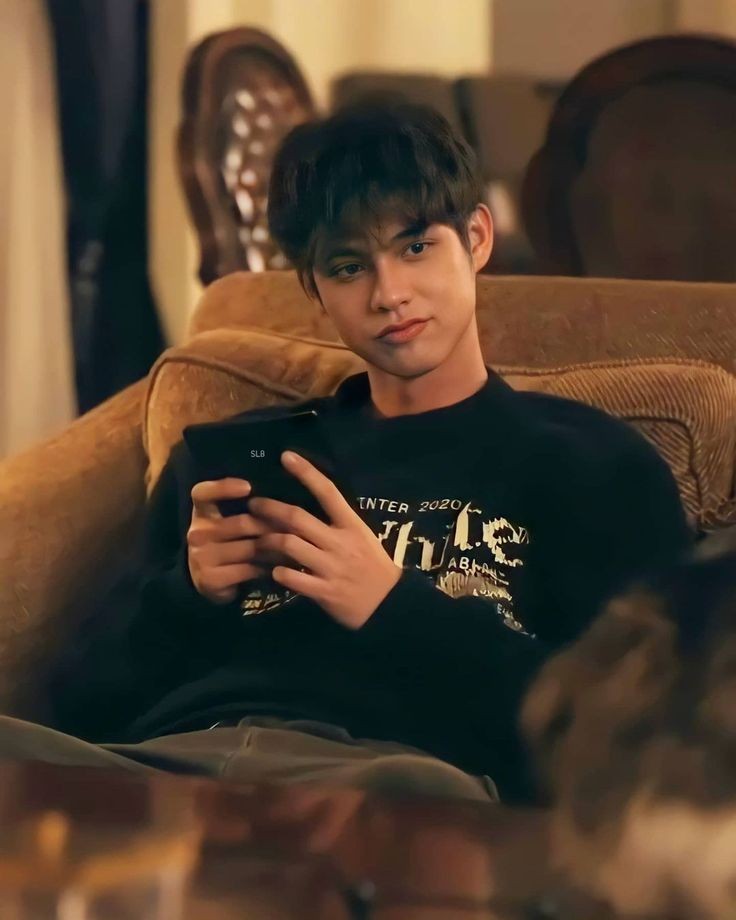HowUDefineLove's tweet photo. #Thyvin #ธามกวิน #ThymeKavin 🍒🪄 inspired AU
Kavin 脫下西裝外套,和公事包一起交給過來迎接他的 Som 姨,稍稍拉鬆領帶,解開領口鈕扣,逕自往餐廳的方向走去,「要一起吃的話就去洗手。我家餐桌不收留沒有規矩的人。」
《Lest It Come True》
Ch. 3 The House
https://t.co/27fArqmpHY https://t.co/gOtDtq8Qo5