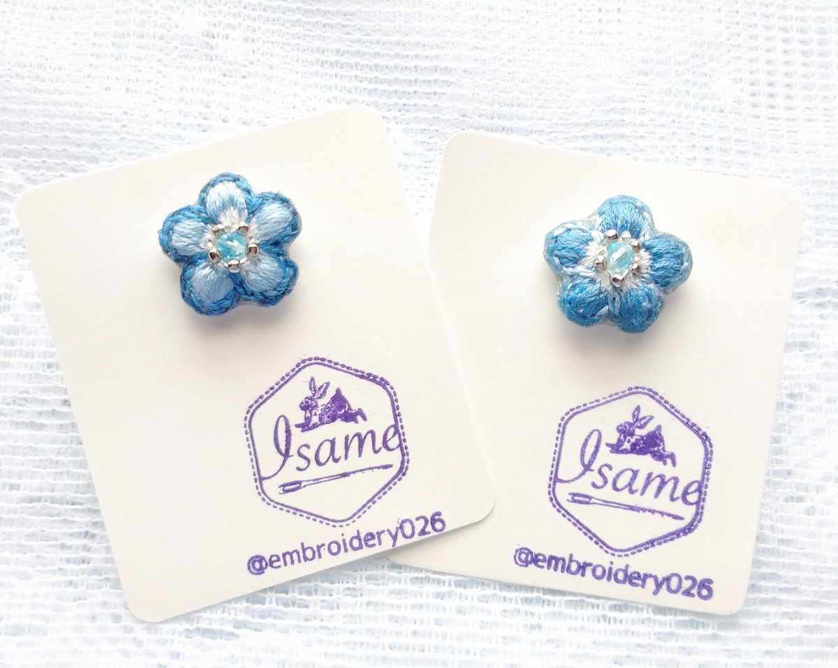 embroidery026's tweet photo. ネモフィラ片耳ピアス！
明日こちらの2つをminneにて公開しますー。
イヤリング変更対応も準備してます😄
きらきら＋ふっくら感！
#ネモフィラ #刺繍 #ハンドメイド作品 https://t.co/iNKgtXvrPe
