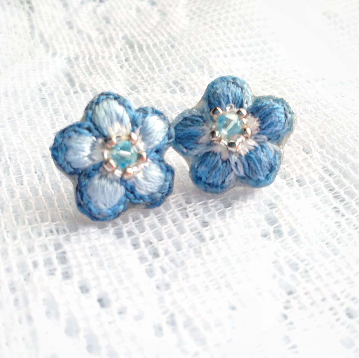 embroidery026's tweet photo. ネモフィラ片耳ピアス！
明日こちらの2つをminneにて公開しますー。
イヤリング変更対応も準備してます😄
きらきら＋ふっくら感！
#ネモフィラ #刺繍 #ハンドメイド作品 https://t.co/iNKgtXvrPe