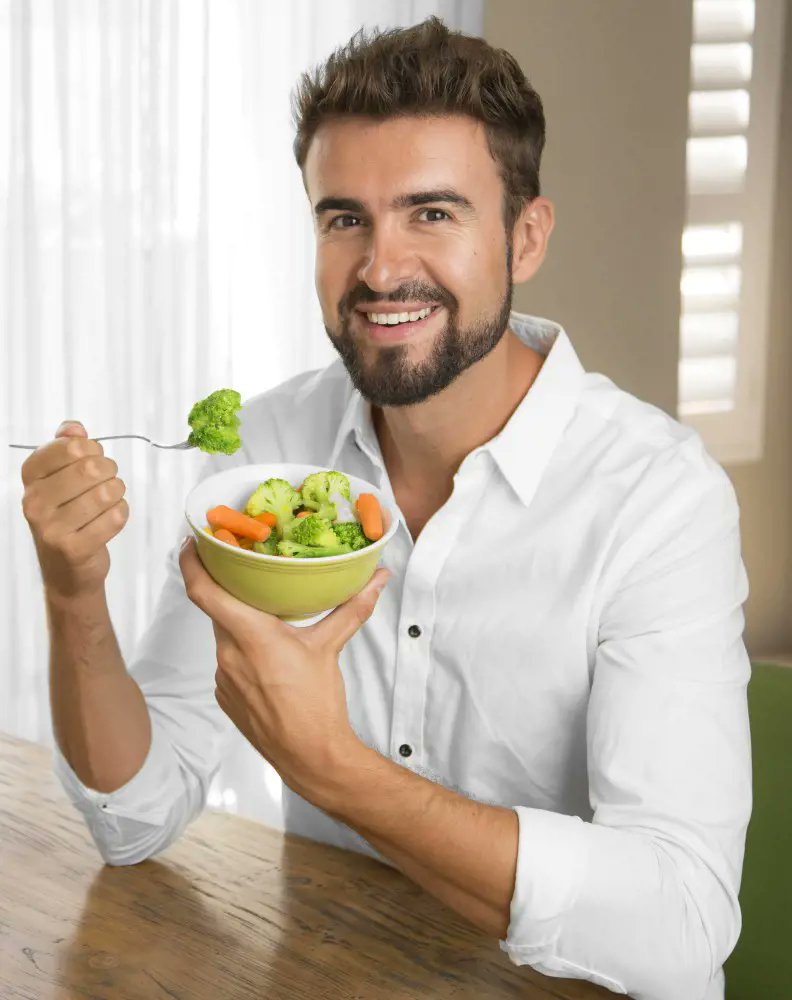 FoodNutrition_1's tweet photo. A  person enjoying a healthy vegetables. https://t.co/DnltE5LBvT