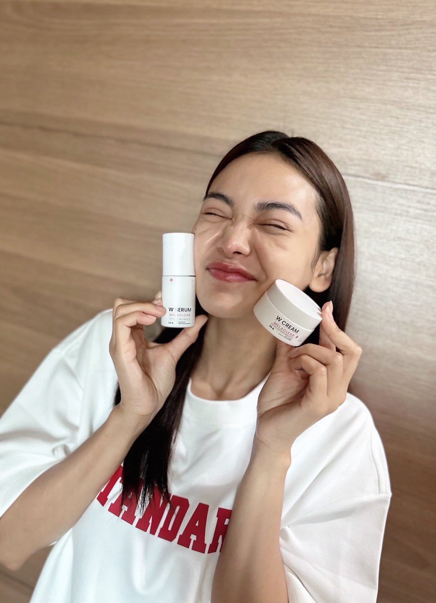 WinkwhiteCoTh's tweet photo. 𝐊.อิงฟ้า พรีเซนเตอร์ หน้าใสมั้ยงั้บ 🥰
ใช้ผลิตภัณฑ์ 𝐖 𝐂𝐫𝐞𝐚𝐦 & 𝐖 𝐒𝐞𝐫𝐮𝐦
ต่อเนื่องติดต่อกัน 2 ปีซ้อน ใช้ดีมาก
ต้าวอิงอิง ใช้เป็นประจำทุกวัน เช้า-เย็น
เจอแสงแดด มลภาวะ เครื่องสำอางค์บ่อยมากแต่ผิวหน้าคือยังแข็งแรงมาก ไม่มีโทรมเลย
#WINKWHITE #WCREAM #WSERUM #อิงฟ้ามหาชน https://t.co/YA6FReQa0s