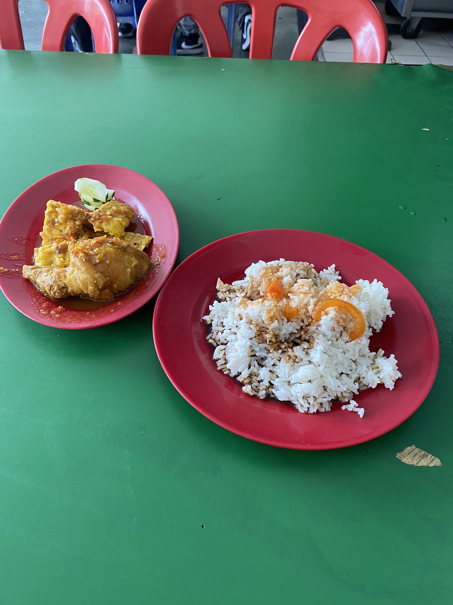 hisyam____'s tweet photo. Tenang aku pekena Jamaica di petang syawal ke 8 ni sedudah meyelesaikan tugasan di kawasan berdekatan. 

Aku pun tak pasti macam mana brader ni mengawal inflasi kos bahan mentah. Aku check kat belakang takda pula reban ayam. 

Nota kaki : Nasi kuning dah habis sebab dtg lambat. https://t.co/fw8IuARTFc