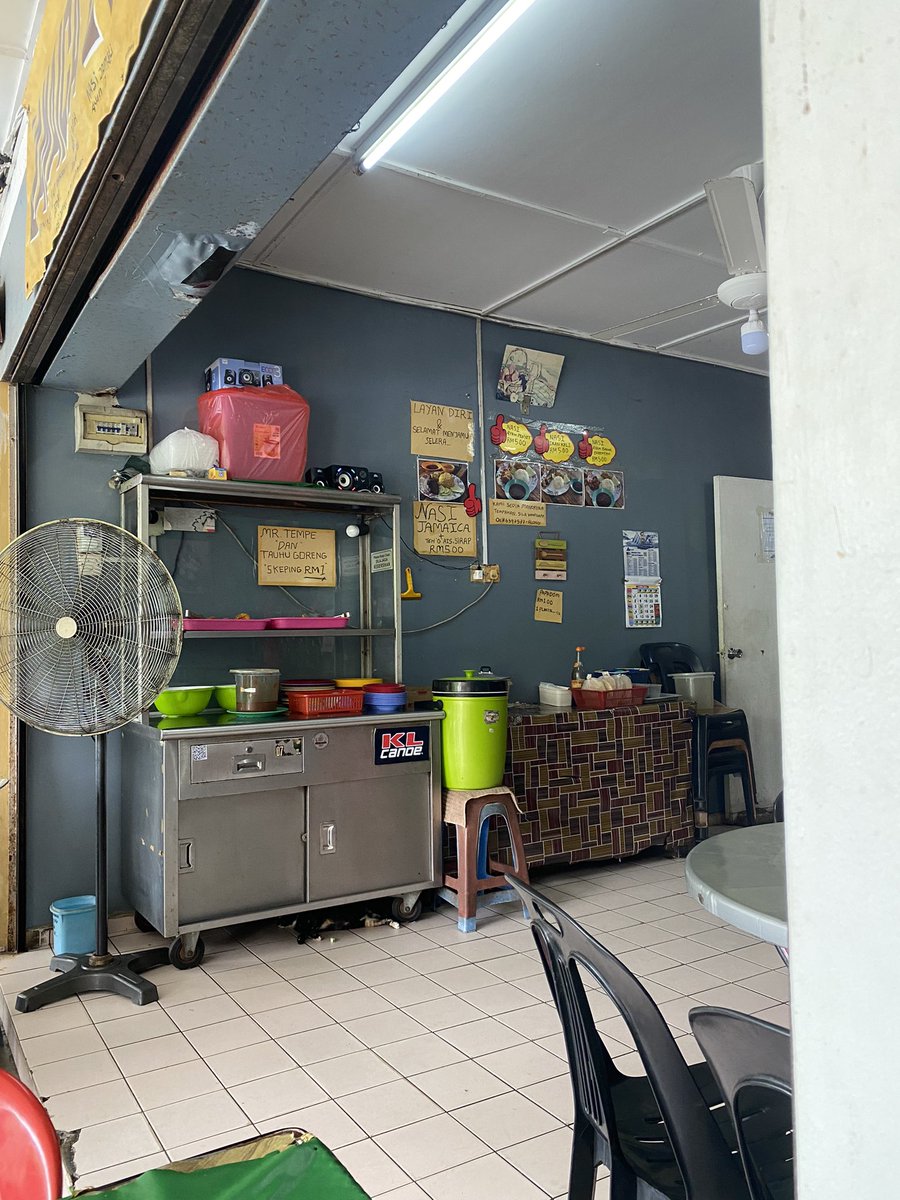 hisyam____'s tweet photo. Tenang aku pekena Jamaica di petang syawal ke 8 ni sedudah meyelesaikan tugasan di kawasan berdekatan. 

Aku pun tak pasti macam mana brader ni mengawal inflasi kos bahan mentah. Aku check kat belakang takda pula reban ayam. 

Nota kaki : Nasi kuning dah habis sebab dtg lambat. https://t.co/fw8IuARTFc