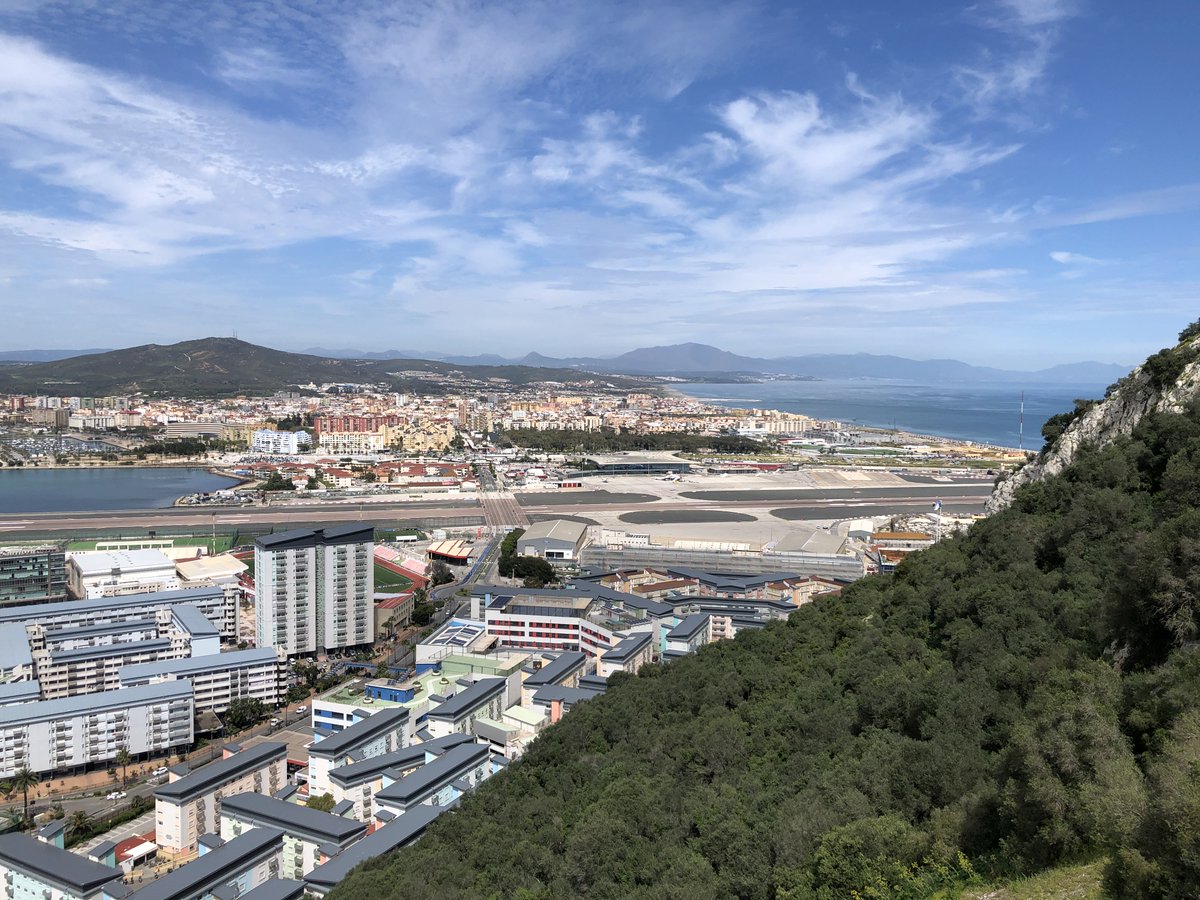 Wednesday kicks off with sunny spells and wispy cloud adorning the sky 🌤️ The morning's gentle Poniente will switch to Levante this afternoon After it does so, we'll likely see Levanter cloud developing to end the day ☁️ Not feeling as warm as yesterday, with highs of 23 °C