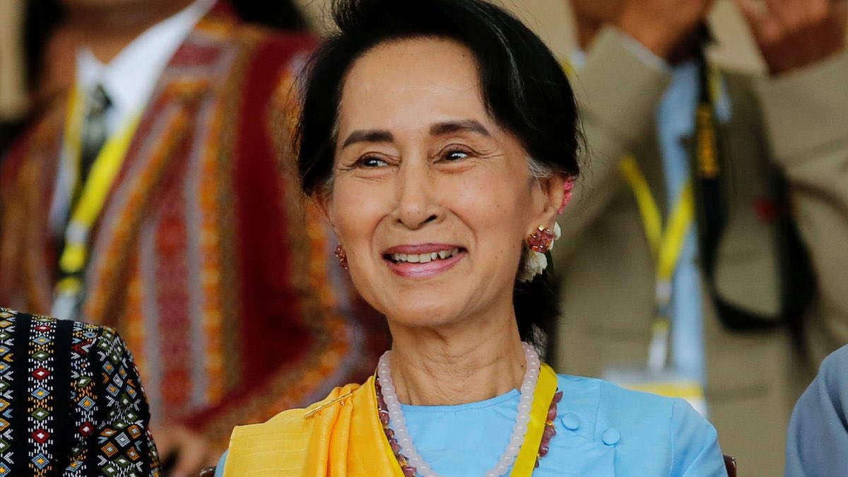 Aung San Suu Kyi,78 anni,è uscita dal carcere.L’ex leader birmana,incarcerata dal colpo di stato del 2021,è stata portata fuori dalla sua cella e trasferita a casa,come misura sanitaria per la forte ondata di caldo nel Paese. Nel 1991 ottenne il Nobel per la pace.