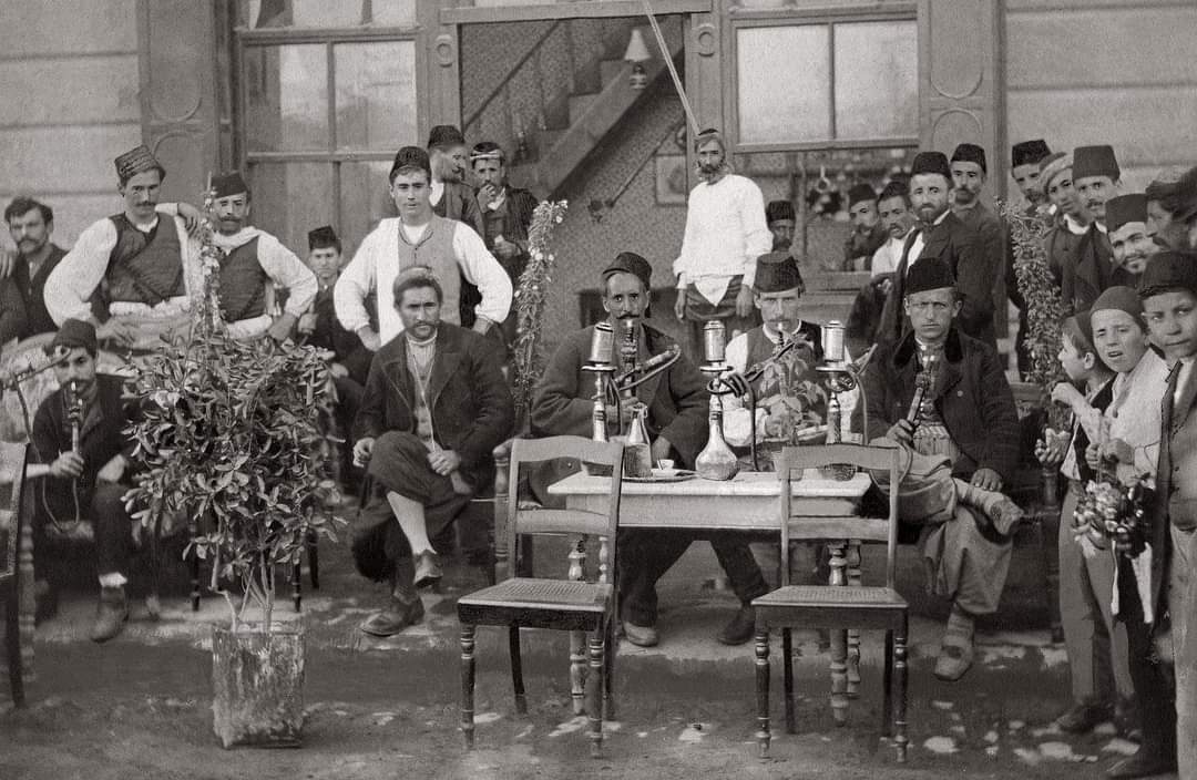 mazkulede's tweet photo. FOTO - RESİM   Kahvehane

Fotoğraf : 1900'lü Yılların Başında İstanbul'da
                     Bir Kahvehane
Resim     :  İstanbul Tophane'de Bir Kahvehane 
                    (Suluboya Resim)

#kahve #kahvehane #İstanbul #Osmanlı #Tophane
#ThomasAllom #suluboya https://t.co/atEG6v28oi