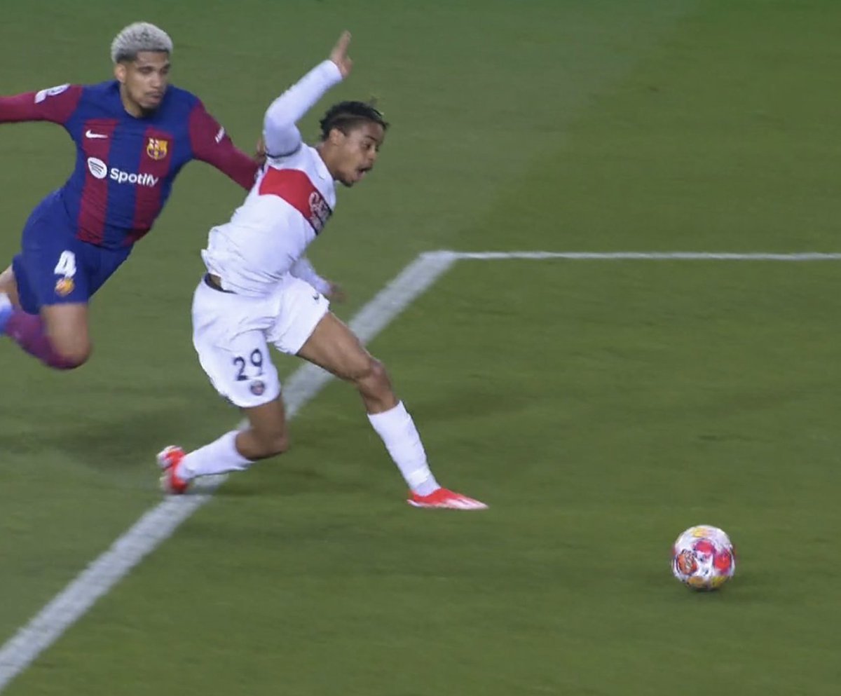 Araujo vs Barcola. Be honest, is it a red card or the referee made a mistake?