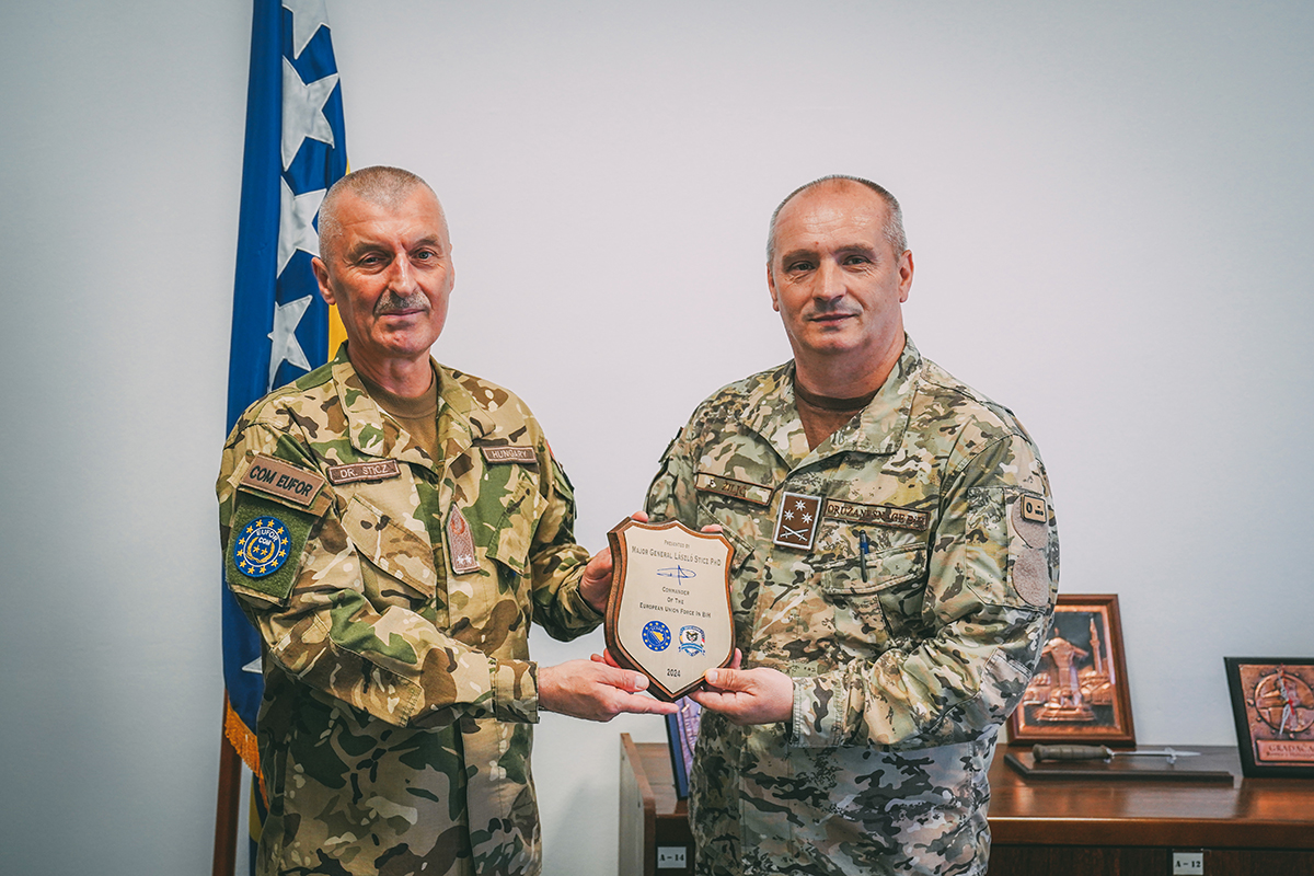 COM EUFOR Major General László Sticz visited the 5th Brigade (Bde) of the Armed Forces of BiH in Dubrave Barracks where he emphasized to Brigadier Fahir Žilić, COM 5th Bde the excellent cooperation #EUFOR has with #AFBiH and specifically with the 5th Bde. tinyurl.com/43b8nk79