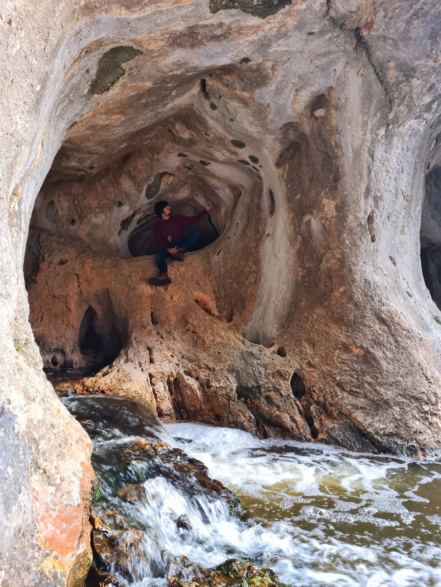 Soriaestademoda's tweet photo. ¡No te pierdas este lugar!
Conocido como la Hoz de Orillares, este cañón de pequeñas dimensiones alberga coquetas cuevas y entre ellas una atravesada por el río Pilde.
📸 @Rociowaly

#hozdeorillares #naturaleza #soria #soriaestademoda #turismo #españa #castillayleon @CyLEsVida https://t.co/01oAyG3g8N