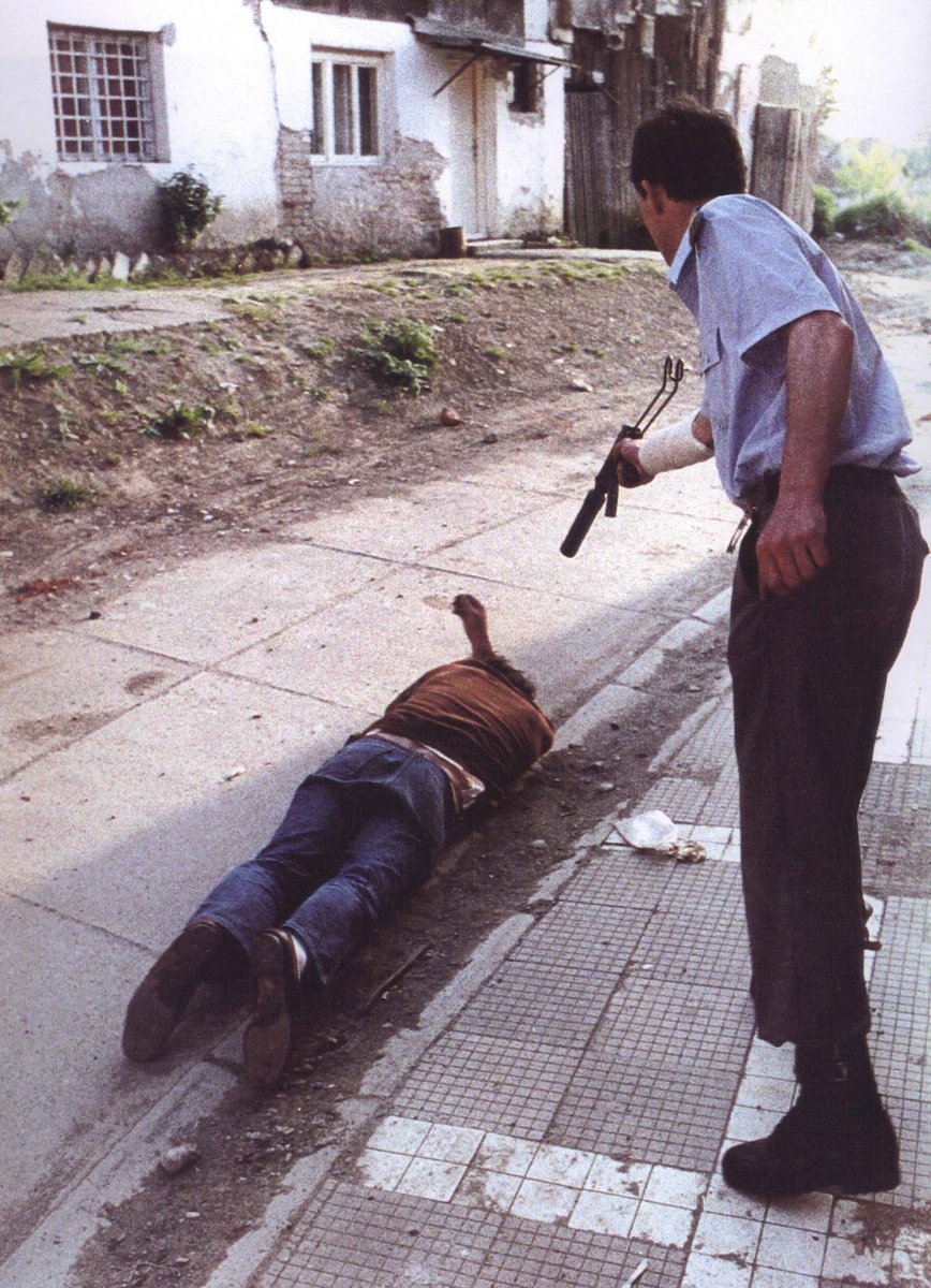 Membunuh orang Muslim adalah motivasi dan tujuannya selama melakukan kejahatan kemanusiaan saat Perang Bosnia, bahkan orang ini mengaku sebagai 'Serbian Adolf Hitler'. Iblis di foto ini sedang mengeksekusi penduduk Muslim di Kota Brčko, Bosnia-Herzegovina, pada Bulai Mei 1992.