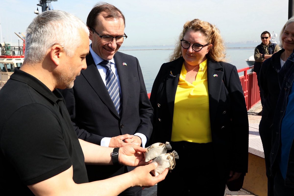 EspenBarthEide's tweet photo. Visited Port of Odesa together w/Governor Oleg Kiper, and met Commander of the Ukrainian naval forces, Admiral Neizhpapa.

I am deeply impressed by the way Ukraine has been able to regain control and to ensure exports of grain to the world, despite constant Russian aggression. https://t.co/0WCHvwWQDY