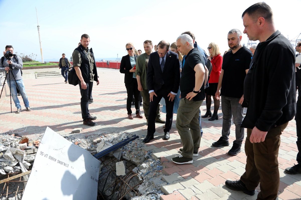 EspenBarthEide's tweet photo. Visited Port of Odesa together w/Governor Oleg Kiper, and met Commander of the Ukrainian naval forces, Admiral Neizhpapa.

I am deeply impressed by the way Ukraine has been able to regain control and to ensure exports of grain to the world, despite constant Russian aggression. https://t.co/0WCHvwWQDY