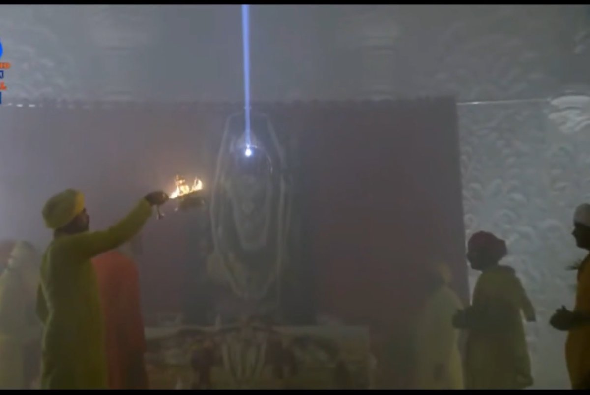 Surya Tilak of Suryavanshi Prabhu Shri Ram.. What a moment for all of us Hindus...

Literally gave goosebumps and tears at the same time.... 🚩🙏