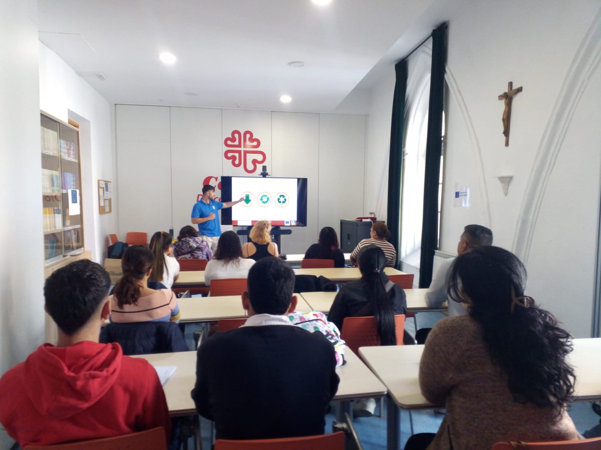 #Burgos Taller de reciclaje con varios participantes y usuarios de @CaritasBurgos para conseguir junto con ellos que nuestro día a día mejore en la forma de reciclar y conocer los residuos. Gracias por todo el interés y cariño. @mitecogob @Junta_CyL