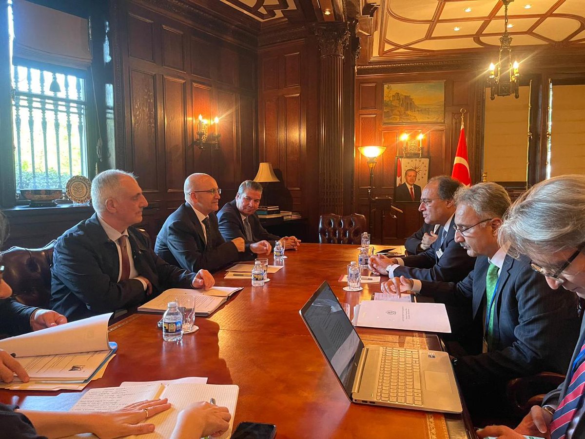 Finance Minister met with Türkiye’s Treasury and Finance Minister, H.E Mr. Mehmet Şimşek. Acknowledged historical, political, economic, trade, cultural, and educational ties between Pakistan and Türkiye. (1/2)