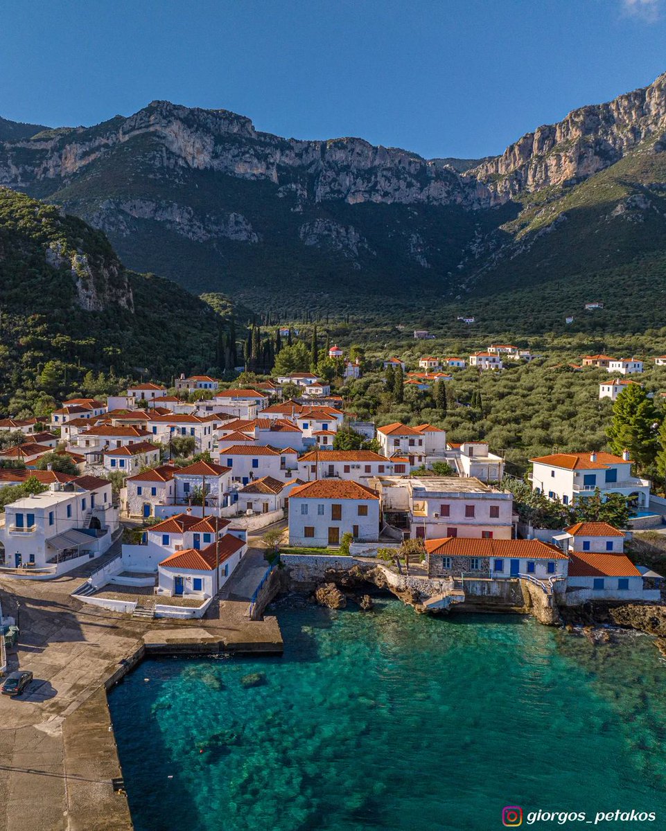 #Kyparissi village is a secluded paradise backed by the craggy slopes of Mount Parnon and fronted by the cobalt blue of the Myrtoan Sea. t is tucked away on the east coast of the #Peloponnese—between Leonidio and Monemvasia—at the end of a scenic mountain road.
📷 giorgos_petakos