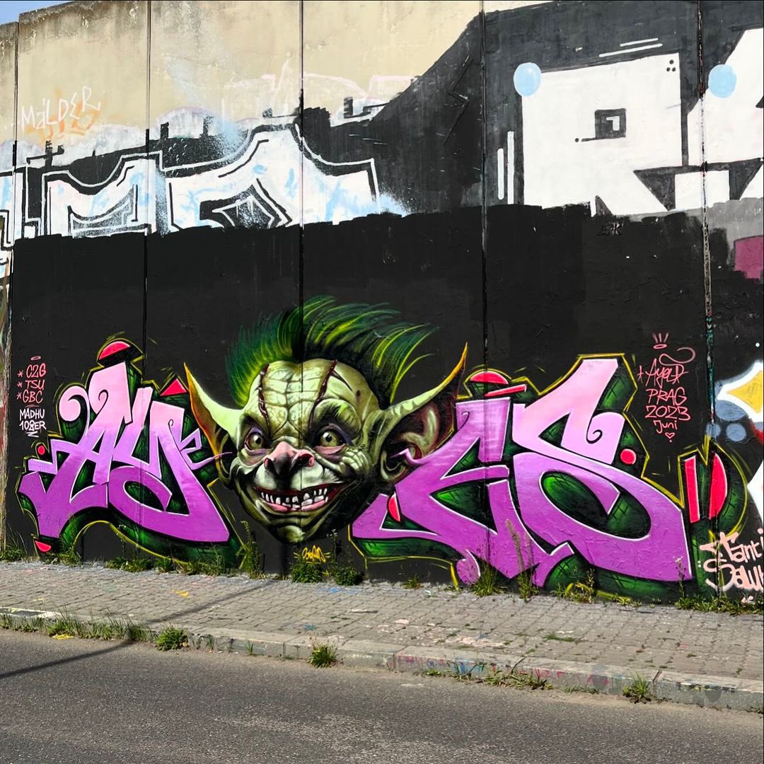 streetart_cz's tweet photo. Style by Madhu108er
Character by Sweap
📸 23.07.2023.
📍 Praha, Orionka Graffiti Wall
#madhu108er #sweap #streetartpraha #streetart #streetartczechia #streetartczechrepublic #graffiti #graffitiart https://t.co/F22ANxnuWN