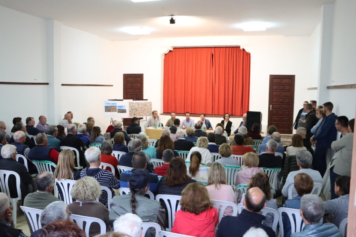 ‼️Presentam als veïnats de s’Alqueria Blanca el projecte inicial de la variant. 📌El president @Ll_Galmes acompanyat del conseller @frubioaguilo, i la batlessa de Santanyí, Maria Pons, han explicat les característiques de la reivindicada infraestructura. bit.ly/3vJHrJy