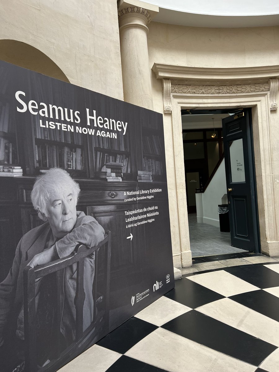 In April 1998 #SeamusHeaney was awarded the Order of Merit for Polish Culture 🎖️ In his speech he said it was „a unique distinction and I attach a unique value to it because of the love and regard I have for the poetry and poets of your country” 🇮🇪🤝🇵🇱#HeaneyPoland #HeaneyPolska