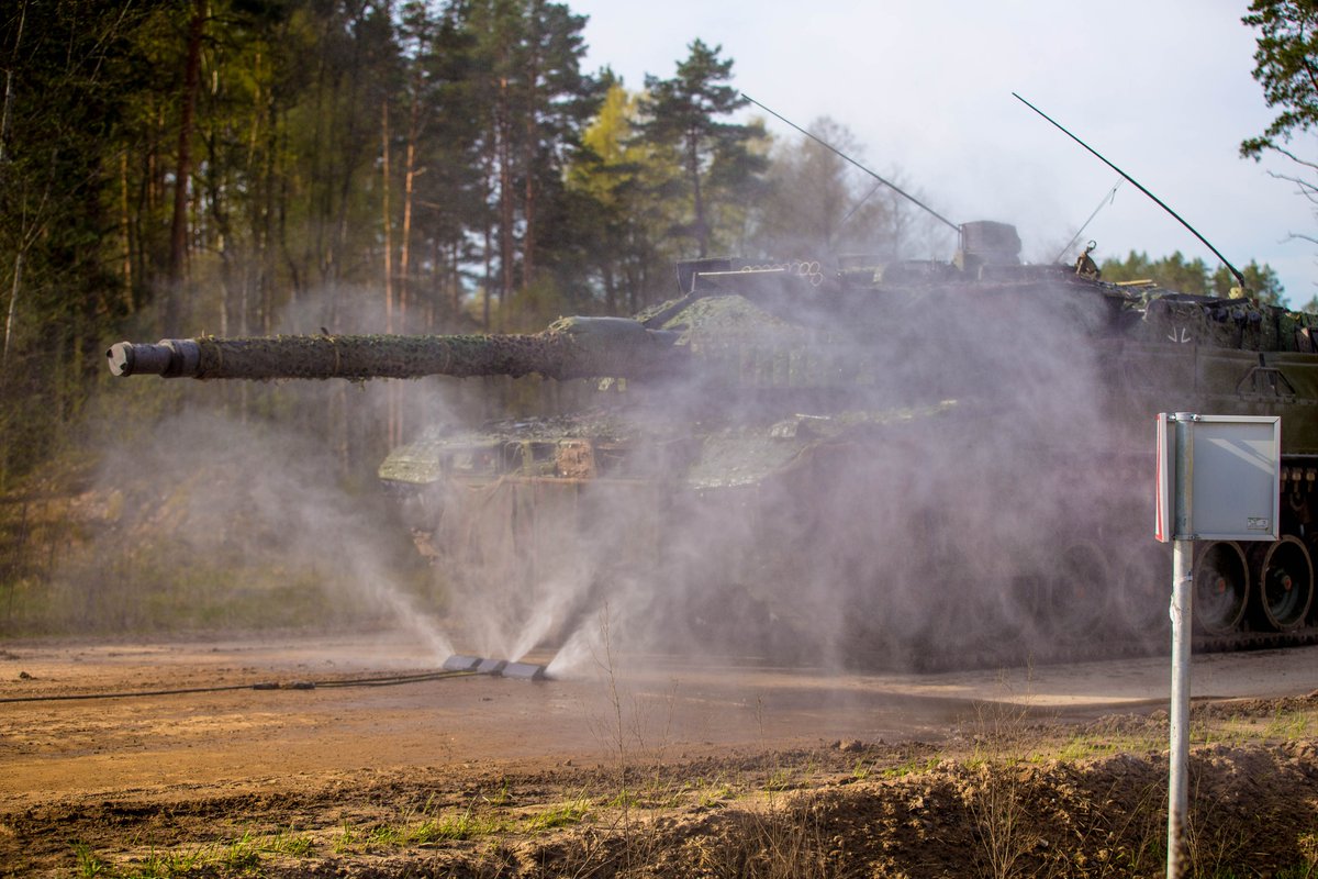 Die Kräfte der #BundeswehrimEinsatz trainieren während der Übung „Eager Leopard“ die Dekontamination von Personen und Fahrzeugen. Die Soldatinnen und Soldaten der #NATO #eFP-Battlegroup sichern gemeinsam mit ihren multinationalen Partnern den Erhalt der Einsatzbereitschaft.