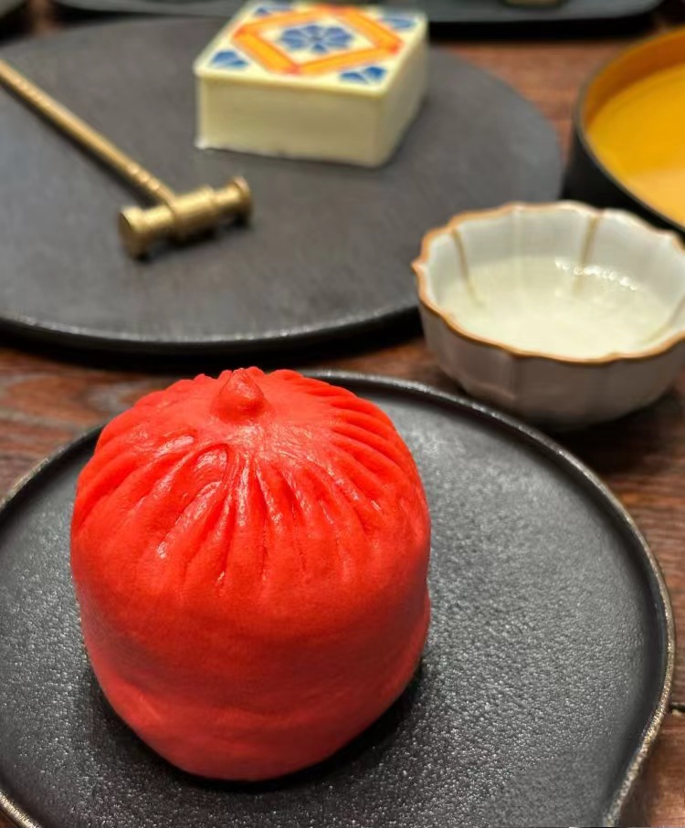 LetChinese's tweet photo. In Zhongshan Park, Beijing, there is an old tea house where the combination of tea and vegetable buns has become a favorite among young people.☺️The buns have a deep connection with the famous literary figure Lu Xun, as they were his beloved delicacy back in the day.#TeaTimeTales https://t.co/l3g6lvEL8E