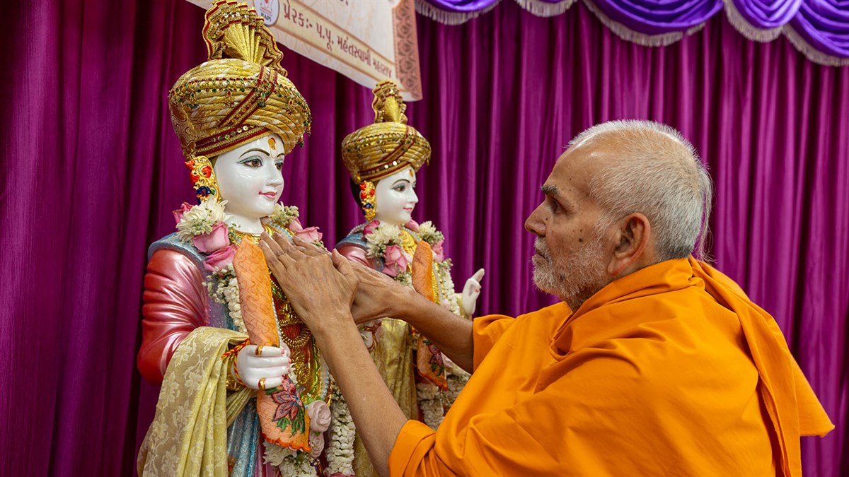 HH Mahant Swami Maharaj's Vicharan: 16 April 2024, Sarangpur, India gfrc6.app.goo.gl/cA6w