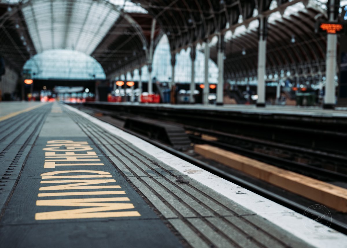 Remember to stand behind the yellow line and mind the gap when boarding the Tube 🚇 Thanks for the photo, @julianhecker