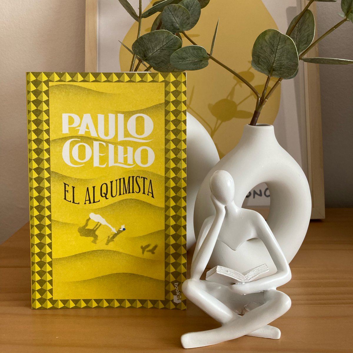 #ELALQUIMISTA es una fábula eterna, una historia sobre cómo encontrar el propio camino. Un cuento para inspirar. No importa en qué etapa de la vida te encuentres. Este libro te ayudará a encontrar tu camino en la vida. Y tú, ¿ya lo has leído? ow.ly/F6rl50RcWRl