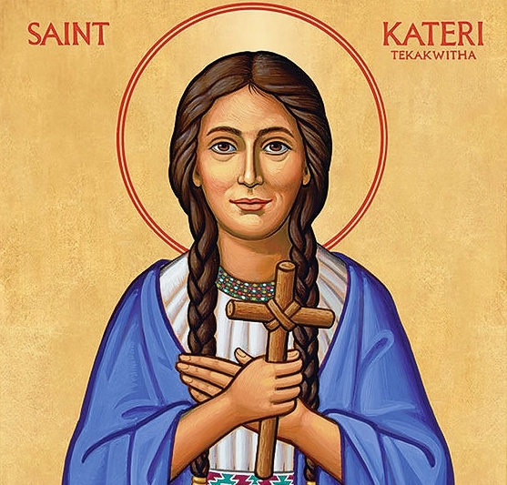 S. Kateri Tekakwitha Nacque nell’odierno stato di New York nel 1656 da padre Mohawk e madre cristiana algonchina che le trasmise il senso del Dio vivente. Fedele all'amore per Gesù, alla preghiera e alla Messa quotidiana, suo desiderio era conoscere Dio e fare ciò che a Lui piace