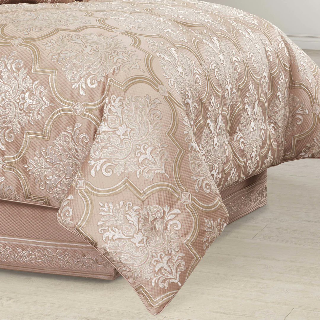 Transform your bedroom with our Rosewater 4 Piece Comforter Set! 💖

latestbedding.com/collections/ne…

Elegant diamond matelassé base paired with classic damask pattern in blush. Includes 2 pillow shams and bedskirt. Elevate your decor today! #Bedding #HomeDecor #ComforterSet #Shogun