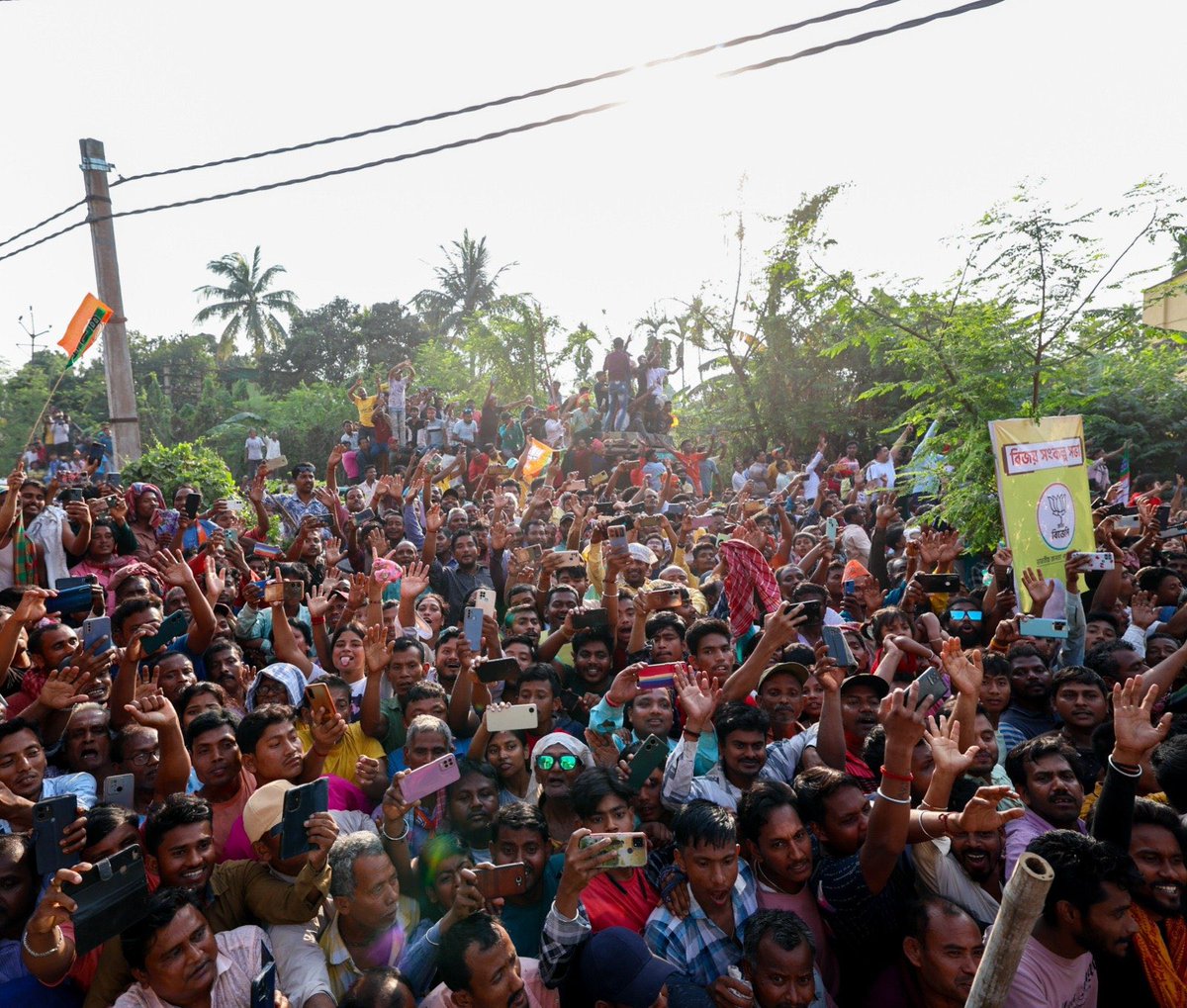 Look at the overwhelming response and affection for PM @narendramodi Ji in West Bengal #AbkiBaar400Paar