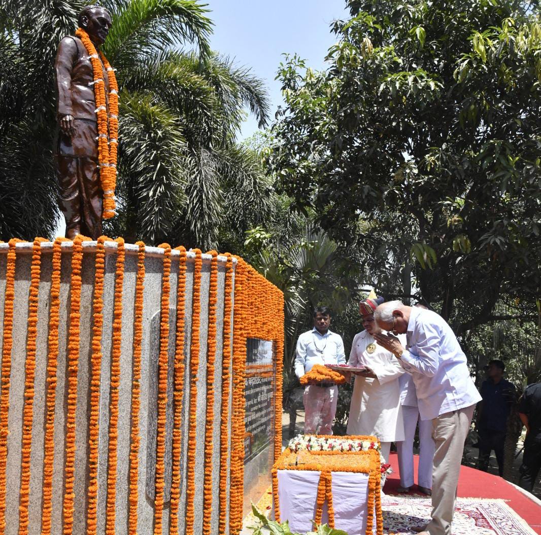 भारत के पूर्व प्रधानमंत्री स्व॰ चन्द्रशेखर की जयन्ती के अवसर पर आयोजित राजकीय समारोह में उनकी प्रतिमा पर माल्यार्पण कर उन्हें नमन किया तथा भावपूर्ण श्रद्धांजलि अर्पित की।