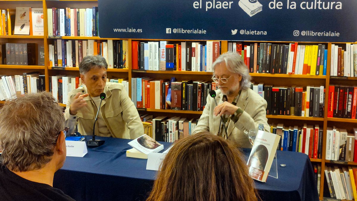 José Luis Espina (@jlespina) on Twitter photo @antonioiturbe_ , <a href="/amelanovela/">VÍCTOR AMELA</a> en @llibrerialaie durante la presentación de lo último de Iturbe, "Música en la oscuridad" <a href="/seix_barral/">Seix Barral</a> . @antonioiturbe_ , <a href="/amelanovela/">VÍCTOR AMELA</a> en @llibrerialaie durante la presentación de lo último de Iturbe, "Música en la oscuridad" <a href="/seix_barral/">Seix Barral</a> .