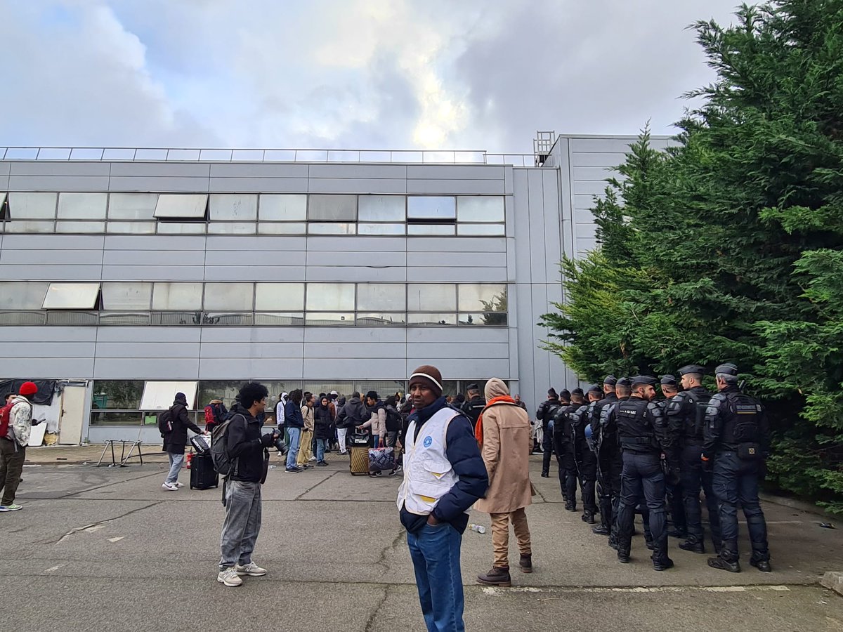 Val-de-Marne : le plus grand squat de France, situé dans une usine désaffectée à Vitry-sur-Seine, est en cours d'évacuation par la police ce matin. Les associations dénoncent une volonté de faire 'place nette' à J-100 des JO.