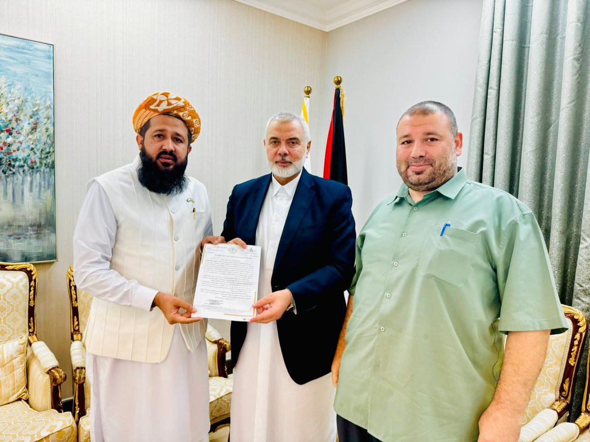 SoomroOfficial's tweet photo. مولانا فضل الرحمان کی خصوصی ھدایت پر 
علامہ راشدمحمود سومرو کی قطر میں اسماعیل ھنیہ سے ملاقات 

مولانا راشد محمود سومرو نے اسماعیل ھنیہ کو مولانا فضل الرحمان کا تعزیتی خط پیش کیا

جے یو آئی سربراہ مولانا فضل الرحمان کا حماس رہنماء اسماعیل ھنیہ سے ٹیلفونک رابطہ 

مولانا فضل الرحمان نے حماس رہنماء کے بیٹوں اور پوتوں کی شہادت پر تعزیت کی ۔

مولانا فضل الرحمان نے ٹیلیفونک گفتگو میں شہداء کی بلندی درجات کے لئے دعاء کی۔

پاکستانی عوام فلسطینی بھائیوں کے دکھ درد کو محسوس کرتے ہیں، مولانا فضل الرحمان 

اپنے اجتماعات میں اسرائیلی جارحیت کو بے نقاب کریں گے، مولانا فضل الرحمان 

ہزاروں فلسطینیوں کی شہادتوں اور زخمیوں پر عالمی برادری خصوصا مسلم دنیا کی خاموشی افسوسناک ہے، مولانا فضل الرحمان 

فلسطینیوں کی جدجہد آزادی میں ان کے قدم بقدم اور شانہ بشانہ ہیں، مولانا فضل الرحمان 
 
اسماعیل ھنیہ نے جدہ سعودی عرب میں بین الاقوامی کانفرنس میں فلسطینیوں کے لئے آواز بلند کرنے پر مولانا فضل الرحمان کا خصوصی شکریہ ادا کیا

اسماعیل ھنیہ نے جمعیۃ علماء اسلام پاکستان کے کارکنان اورپاکستانی عوام کا غزہ کے مظلوموں کے ساتھ کھڑے رہنے پر شکریہ ادا کیا

اھل غزہ اور شہداء کے اہل خانہ جمعیۃ علماء اسلام پاکستان اور پاکستانی عوام کی امدادی کوششوں پر خصوصی طور پر شکرگزار ہیں۔ اسماعیل ھنیہ کی مولانا فضل الرحمان سے گفتگو

میڈیا سیل جے یو آئی پاکستان