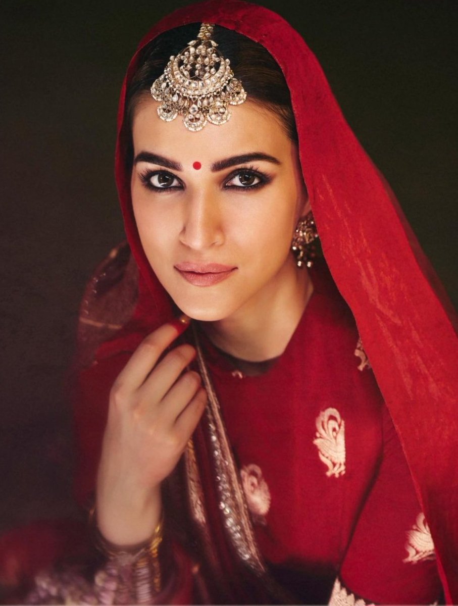 Beautiful! ❤️ #KritiSanon looks divine in a regal traditional get-up.