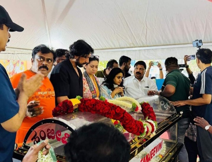 Kicchatweetz83's tweet photo. ದ್ವಾರಕೀಶ್ ಸರ್ ಅವರ ಅಂತಿಮ ದರ್ಶನ ಪಡೆದ ಕಿಚ್ಚ ಬಾಸ್.
@KicchaSudeep #KicchaSudeep #KicchaBoss #Dwarkish https://t.co/o5A2j1jSen