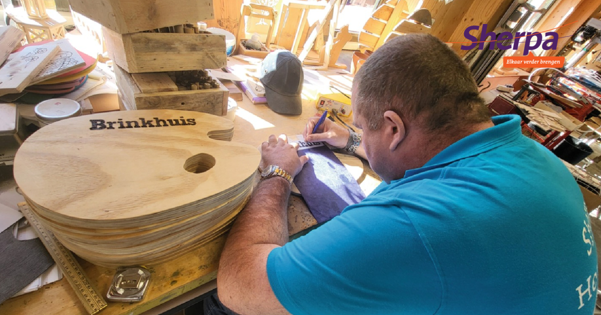 Sherpa Houtwerk heeft prachtige schilders paletten gemaakt waarop ze in Het Brinkhuis in Laren komend weekend het 12-uurtje serveren. Deze mag je daarna ook houden. Dus heb je nog geen plannen? #atelierroute #atelierroutelaren #brinkhuislarennh ow.ly/1q4w50Rah55