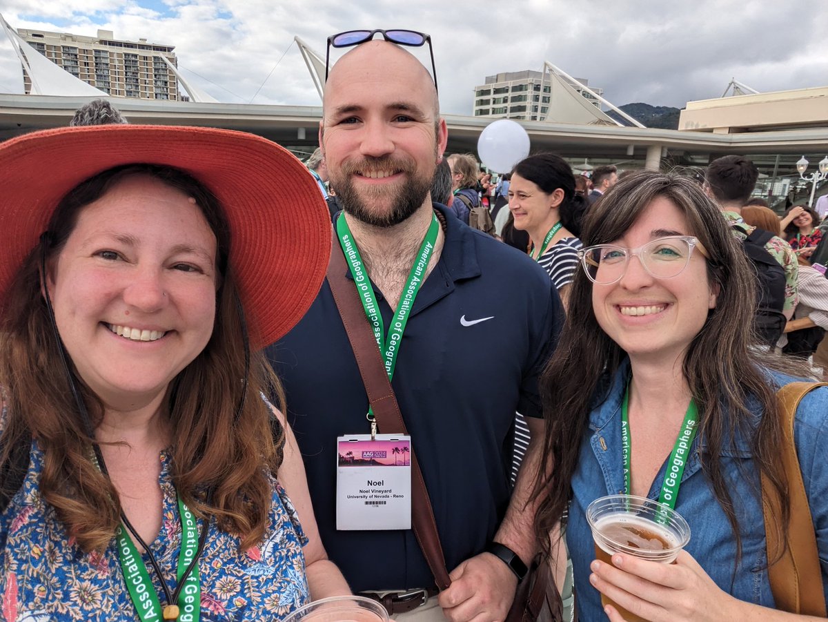 Fun to see current and former Portland State students at #AAG2024 !!! @theAAG