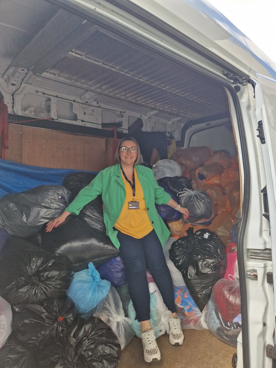 Let's hear it for the super @SlimmingWorld members of the #DunmoreRoad group in #Waterford 
This week, they've cleared out all the clothes they have slimmed out of and filled a van with over 200 bags, each worth up to €30 for the @IrishCancerSoc 👏👏