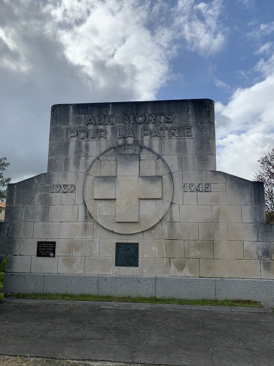 Saint-Julien-de-Concelles (Loire-Atlantique). Il y a trois monuments aux Morts dans le cimetière municipal, dont un dédié aux guerres de 1870, d’Italie (1859) et de Crimée (1853-1856).
1/3