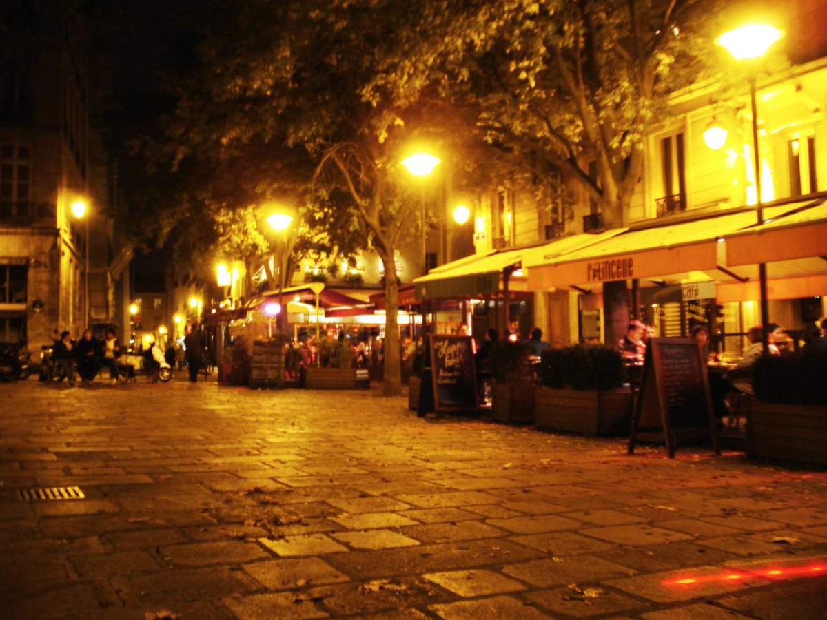 Was struck by this over dinner in le marais in Paris last week. Warm lighting is so much more relaxing in the evenings but the rollout of LED lights are taking us the other way. White glare is bad for the retina, circadian rhythms, and light pollution.