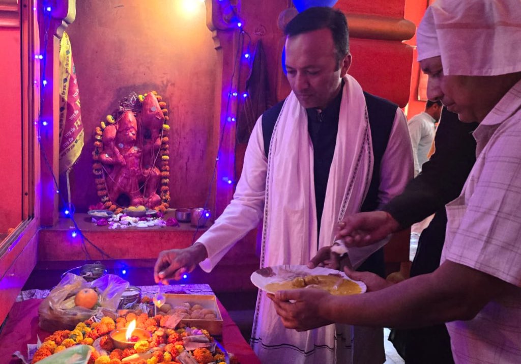 MPNaveenJindal's tweet photo. रामनवमी के पावन दिवस पर आज लाडवा के राम मंदिर में भक्तों  के साथ प्रभु श्री राम की पूजा अर्चना की और विशेष भोग अर्पित किया��� https://t.co/64dNiaLyf0