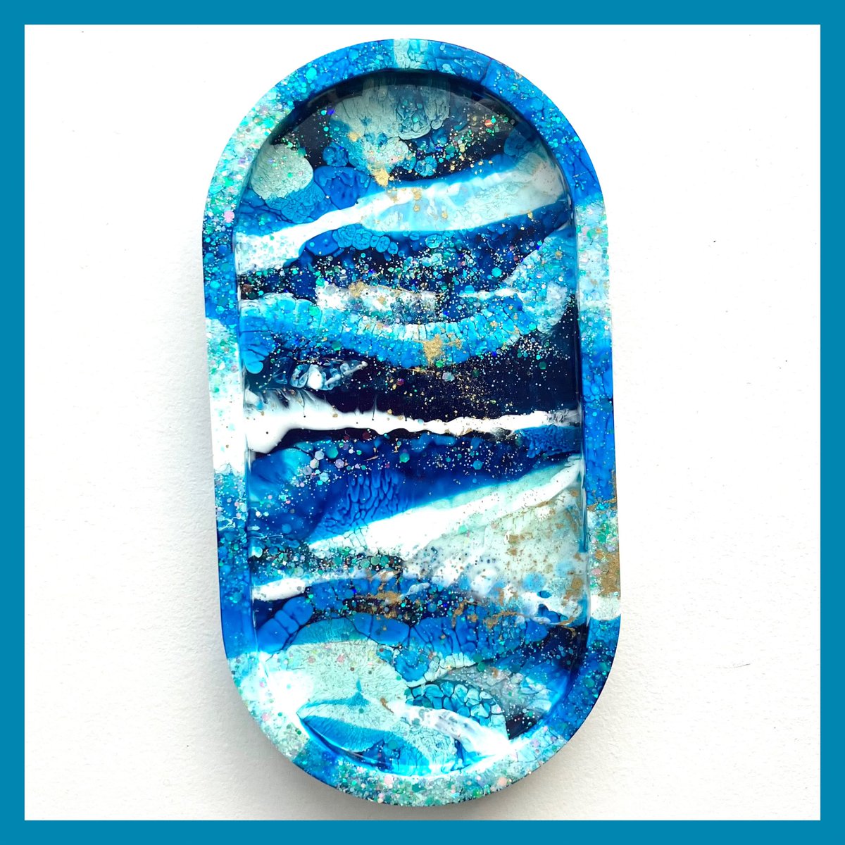 Excited to share this handmade resin tray, in a stunning blue marble effect design. Perfect for resting reading glasses on, makeup, jewellery & more: muresindesigns.etsy.com/listing/167076… #EarlyBiz #elevenseshour #craftbizparty #etsyhandmade #etsyfinds #giftidea