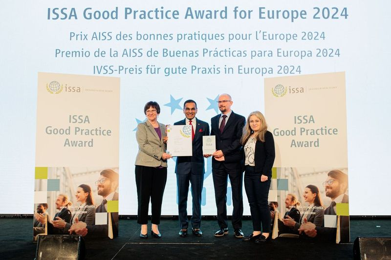 ISSACOMM's tweet photo. The Social Insurance Institution (@zus_pl) of #Poland wins the #ISSAGoodPractice Award for #Europe for its programmes providing crisis support for Ukrainian citizens.

#ISSARSSFeurope #socialsecurity 

https://t.co/nsZ2jsCkij https://t.co/q0ZJ9levO0