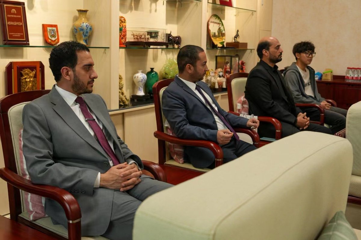 Saudischoolsbei's tweet photo. ضمن جهود المدارس السعودية في بكين لبحث فرص التعاون مع الجامعات الصينية، رافق وفد من المدرسة سعادة الملحق الثقافي في بكين لدى زيارته لوكيل جامعة بكين للدراسات الدولية، حيث بحث الطرفان عدد من الموضوعات التعليمية المشتركة وتبادلا الهدايا التذكارية.
@ksaembassyCHINA 
@SacmChina https://t.co/oA4GXRpzps