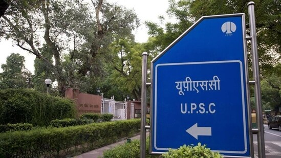 htTweets's tweet photo. #UPSC CSE 2023 results: #Bhopal celebrates as #AyanJain clinches AIR 16
https://t.co/SUDfV4XwXX https://t.co/p1qcR9U8Yk
