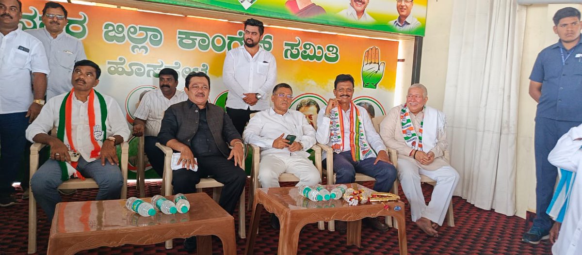 ಇಂದು ವಿಜಯನಗರ ಜಿಲ್ಲಾ ಕಾಂಗ್ರೆಸ್ ಸಮಿತಿ ಅಧ್ಯಕ್ಷರಾದ ಸಿರಾಜ್ ಶೇಖ್ ಆಫೀಸ್ ನಲ್ಲಿ ಅಲ್ಪಸಂಖ್ಯಾತ ಮೀಟಿಂಗ್ ನಲ್ಲಿ ಭಾಗವಹಿಸಿದೆ.
ಈ ಸಂದರ್ಭದಲ್ಲಿ ಶ್ರೀ ಝೆಡ್.ಬಿ. ಜಮೀರ್ ಅಹ್ಮದ್ ಖಾನ್ ಮಾನ್ಯ ಸಚಿವರು, ಶ್ರೀ ನಾಗೇಂದ್ರ ಮಾನ್ಯ ಸಚಿವರು , ಶ್ರೀ ಉಗ್ರಪ್ಪ ಮಾಜಿ ಸಂಸದರು , ಶ್ರೀ ಗವಿಯಪ್ಪ ಹೊಸಪೇಟೆ ಶಾಸಕರು, ಹಾಗೂ ಇತರರು ಉಪಸ್ಥಿತರಿದ್ದರು