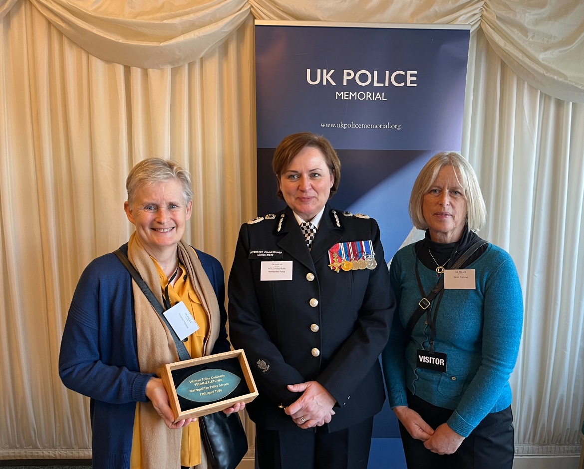 Today we remember WPC Yvonne Fletcher @metpoliceuk who was shot on this day 40 years ago outside the Libyan People’s Bureau. In November Yvonne’s sisters, Heather and Sarah, were presented with a brass leaf cut from the UK Police Memorial in honour of her#courageandsacrifice