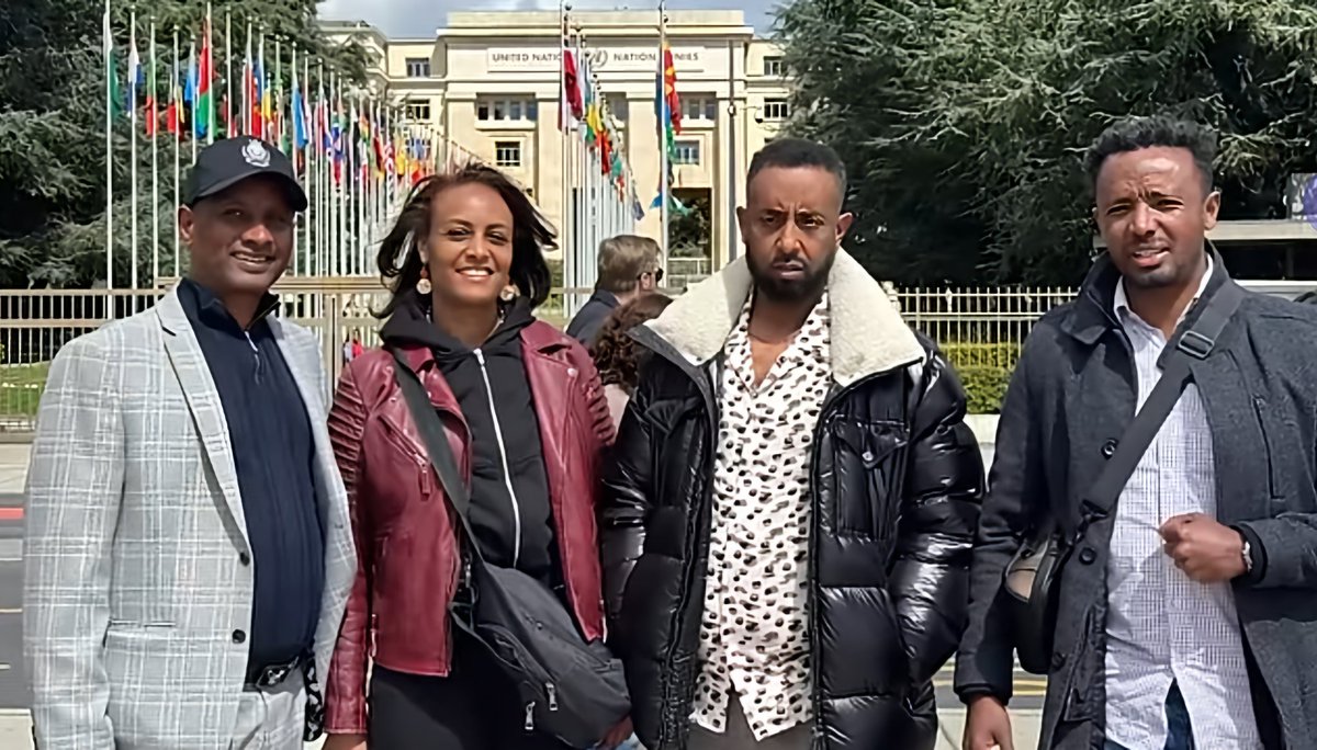 RasAsteraw's tweet photo. በነገራችን ላይ...

በብልፅግና ሰዎች ተደጋግማ የምትዜም ዜማ አለች "አንተ እዛ ተቀምጠህ በርገርህን እየበላህ ህዝቡን አስጨርስ" ወዳጄ እንዳልከው የትኛውም ዲያስፖራ ለአንተ መንግሥት ከሚሰፍርልህ የሆድ ቀለብህ በላይ ጥሮ ግሮ በርገሩን እየበላ መብቱና ክብሩ ተከብሮለት ዘና ብሎ መኖር ይችላል። 

ግና ህሊና ሲኖርህ አንተ ከምትጎርሰው በላይ የሚጎርሰው ስላጣ ወገንህ ማዘን ትጀምራለህ። 

በአደጉት ሀገራት ሰው ሆኖ በመፈጠር ብቻ መብት እንደሚከበረው በ���ገሩ ለሚሰቃየው ለወገኑ መብት መከበርም መቆርቆር ትጀምራለህ።

ተንደላቆ በሚኖርበት ሀገር ላይ እንኳን የሰው የእንስሳ መብት መከበሩን ሲታይ በገዛ ሀገሩ ከሰው በታች ተቆጥሮ በየጊዜው እየተጨፈጨፈ የሚገደል ወገንህ ደም ማሰብ ትጀምራለህ።

ለዛ ነው ከሀገር ውጪ ያሉ ወገኖች የሚንገበገቡት እንጂ እንደ አንተ እንደ ካድሬው ከመንግስት ለሚሰፈርላቸው የደም ዋጋ ወይም ተቆራጭ የሚሰጣቸው ኖሮ አይደለም።

በመላው አለም የምትገኙ ስለ ህዝባችሁ እንቅልፋችሁን ያጣችሁ እህት ወንድሞቼ ክበሩልኝ🙏
